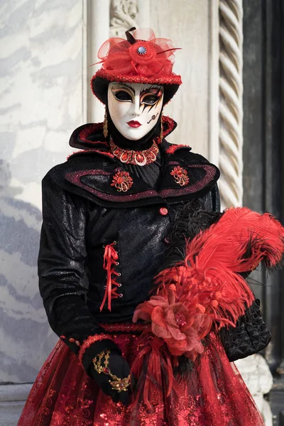 Venice, İtalya - 27 Şubat 2017: Venedik Karnavalı sırasında insanlar. Bu yaklaşık iki hafta önce Ash Çarşamba başlayıp Shrove Salı veya Mardi Gras sona erer bir yıllık bir festivaldir