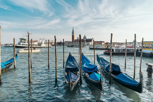 建物に囲まれた運河でベニス イタリア 2017 ゴンドラ — ストック写真