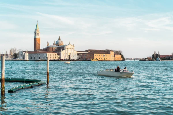 ヴェネツィア イタリア 2017 夕暮れ背景のサン ジョルジョ マッジョーレ教会と渡しボート — ストック写真