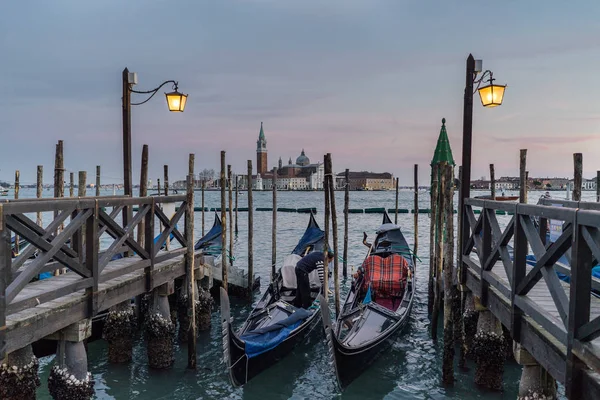 Benátky Itálie Února 2017 Gondoly Průplavu Obklopen Budovami — Stock fotografie