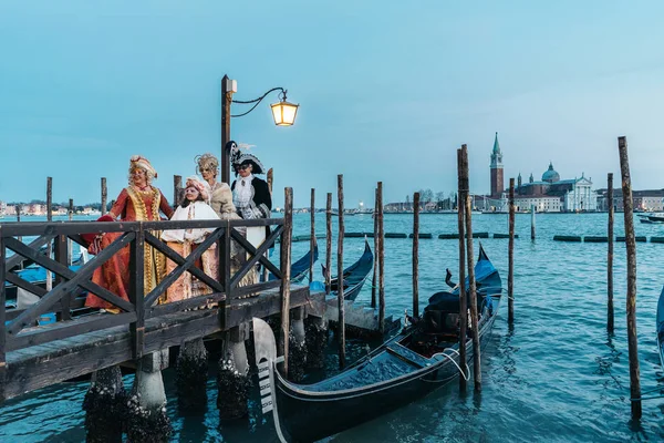 Benátky Itálie Února 2017 Gondoly Průplavu Obklopen Budovami — Stock fotografie