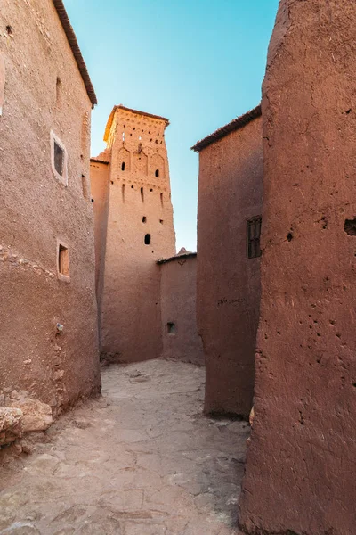 日落时的艾特本 哈杜村 它是一个高架 英语加固村 阿拉伯语为 Ksar 沿着今天摩洛哥撒哈拉和马拉喀什之间的前大篷车路线 — 图库照片