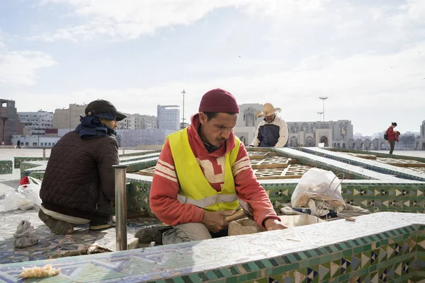 Casablanca Morocco Janeiro 2017 Pessoas Construindo Fonte Mosaico Mesquita Hassan — Fotografia de Stock