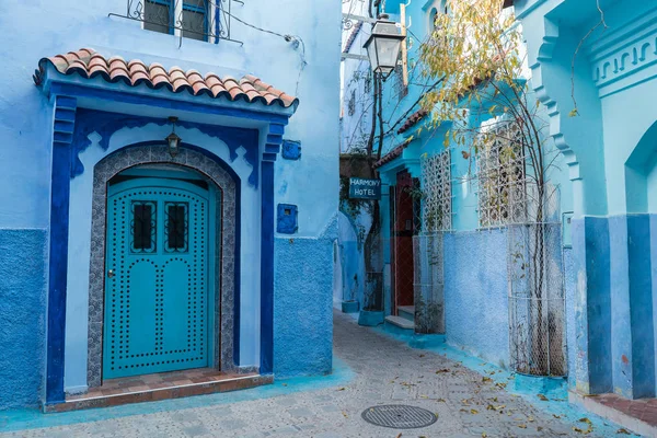 : Chefchaouen, Morocco - 10 Ocak 2017: Chefchaouen aynı adı ilinin baş şehridir ve onun binalar için mavi tonlarında belirtilmektedir