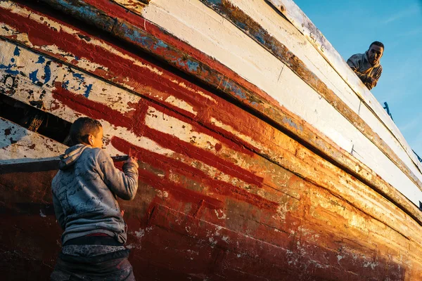 Essaouira Morocco Janeiro 2017 Pessoas Reparando Barco Pesca — Fotografia de Stock
