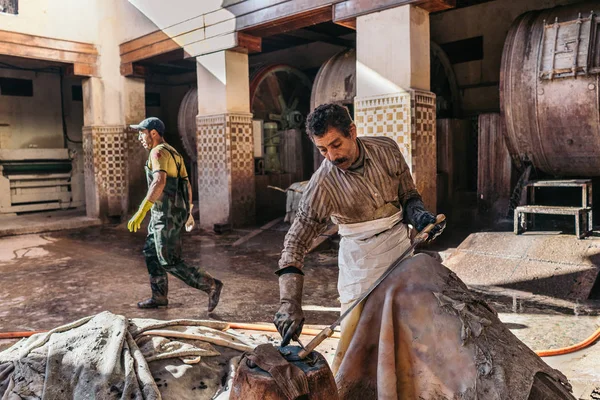 Fes Maroko Stycznia 2017 Roku Osoby Pracujące Chouara Garbarni Ten — Zdjęcie stockowe