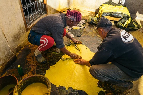 Fes Morocco Janeiro 2017 Pessoas Que Trabalham Chouara Tannery Este — Fotografia de Stock