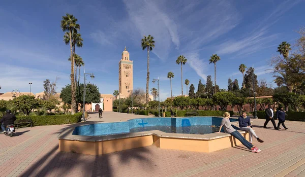 Jardins Flanqueiam Mesquita Koutoubia Mesquita Kutubiyya Maior Mesquita Marraquexe Marrocos — Fotografia de Stock