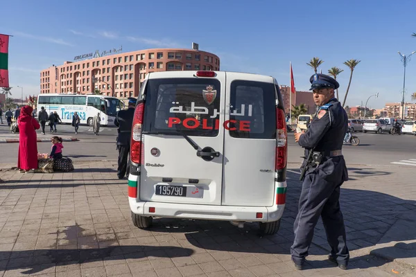 Marrakesz Maroko Stycznia 2017 Roku Marokański Policjant Jego Samochód Ulicy — Zdjęcie stockowe