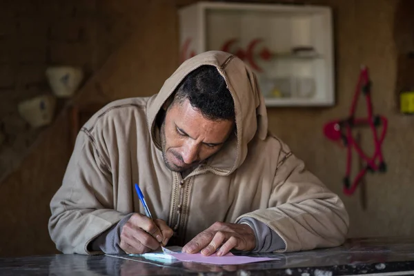 Merzouga Morocco Janeiro 2017 Homem Berbere Escrevendo Sua Casa — Fotografia de Stock