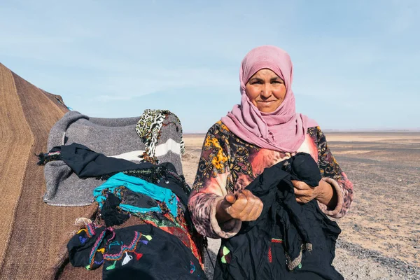 Merzouga Morocco Janeiro 2017 Mulher Nômade Berbere Vende Roupas Bordadas — Fotografia de Stock