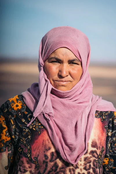Merzouga Morocco Janeiro 2017 Mulher Nômade Berbere Vende Roupas Bordadas — Fotografia de Stock