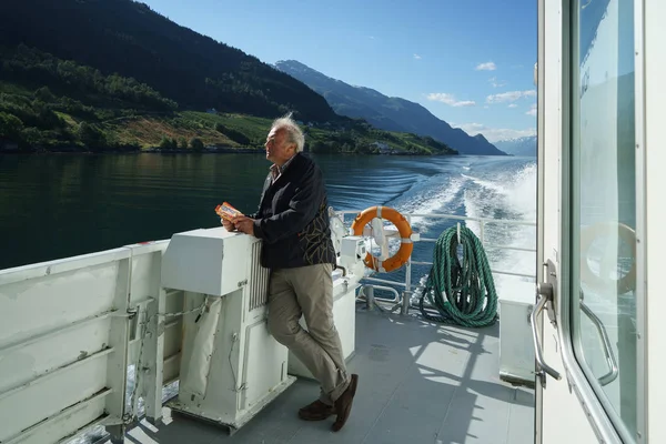 Hardangerfjorden Norvège Août 2015 Vieil Homme Admirant Paysage Sur Navire — Photo
