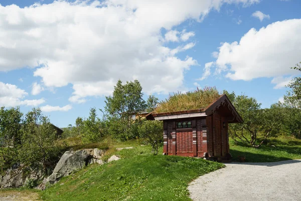 Norweski Tradycyjny Drewniany Dom Trawy Dachu Pobliżu Voringsfossen Eidfjord Norwegia — Zdjęcie stockowe