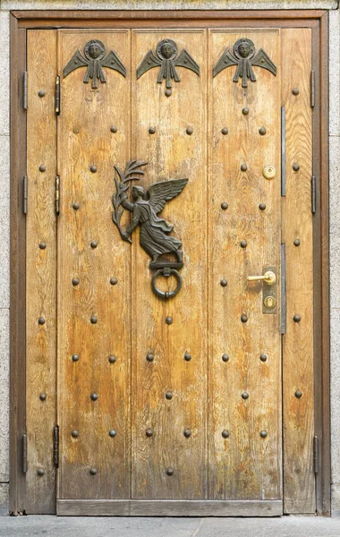 天使付きオスロ ノルウェー 2015 古い木製ドア — ストック写真