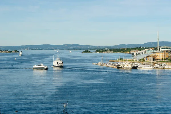 Oslo Noorwegen Augustus 2015 Schepen Aanmeren Haven Door Een Mooie — Stockfoto