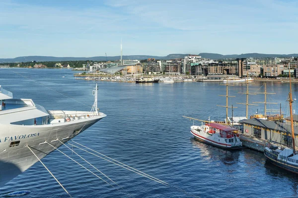 Oslo Noruega Agosto 2015 Navios Atracando Porto Por Belo Moderno — Fotografia de Stock