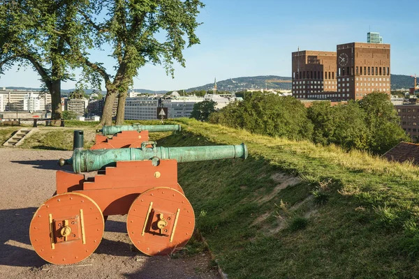 Régi Ágyúk Akershus Fortressn Háttérbeli Oslo City Hall Norvégia — Stock Fotó