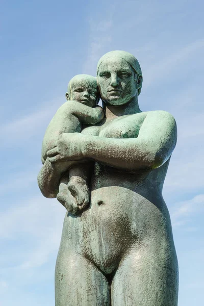 Oslo, Norveç - 13 Ağustos 2015: Gustav Vigeland (1869-1943) Vigeland Park heykelini