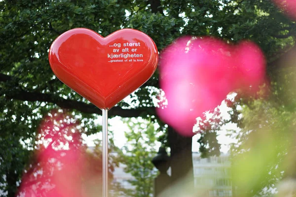 挪威奥斯陆 艺术家埃斯普 席德在奥斯陆大教堂外的一个公园里的红心雕塑 这项工作是为了纪念安德斯 布雷维克2011年两起恐怖袭击的受害者 — 图库照片