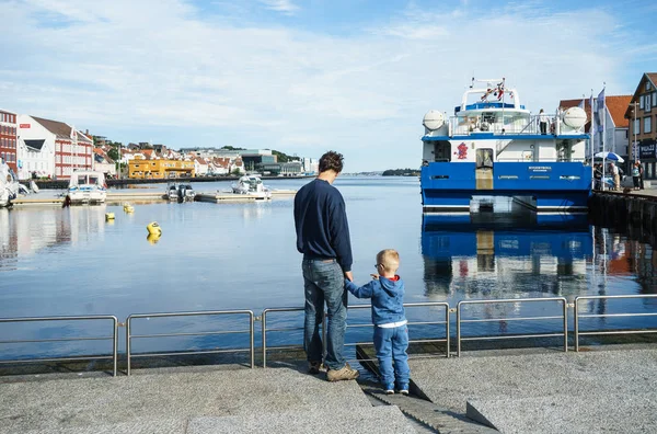 Stavanger, Norveç - 14 Ağustos 2015: Adam ve çocuk Stavanger liman kıyısında