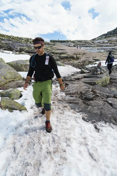 Trolltunga Noruega Agosto 2015 Homem Caminhando Sobre Neve — Fotografia de Stock