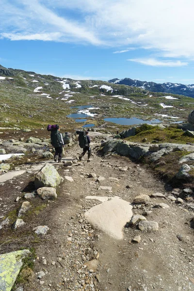 Trolltunga Noruega Agosto 2015 Caminhantes Que Passam Por Uma Ponte — Fotografia de Stock