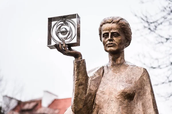 波兰华沙 2015年1月2日 波兰雕塑家布罗尼斯瓦夫 克日什托夫的玛丽 斯克洛多夫斯卡 居里雕塑 这位获得诺贝尔奖的科学家手里拿着一个的图形符号 — 图库照片