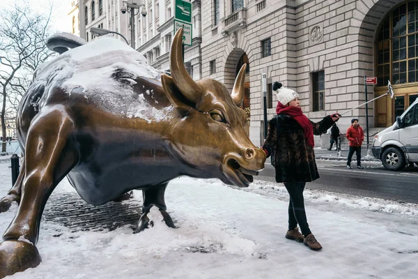New York City - 10 Şubat 2017: Wall Street boğa Wall Street aşağı Manhattan, New York City, ABD