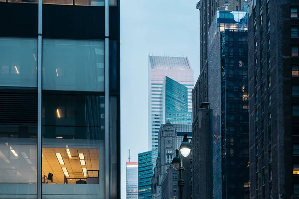 Ofis binaları alacakaranlıkta, New York, ABD