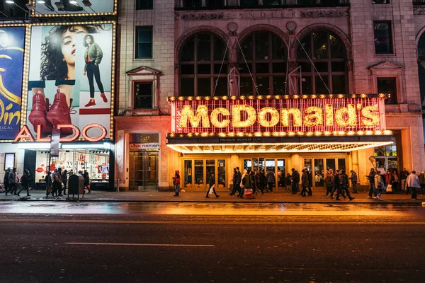 2017 유명한 맥도날드 패스트 스퀘어 뉴욕시 미국에 — 스톡 사진