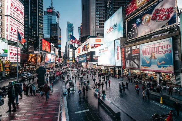 ABD, New York, 2017: Times Square Broadway tiyatroları ve animasyonlu Led işaretleri ile
