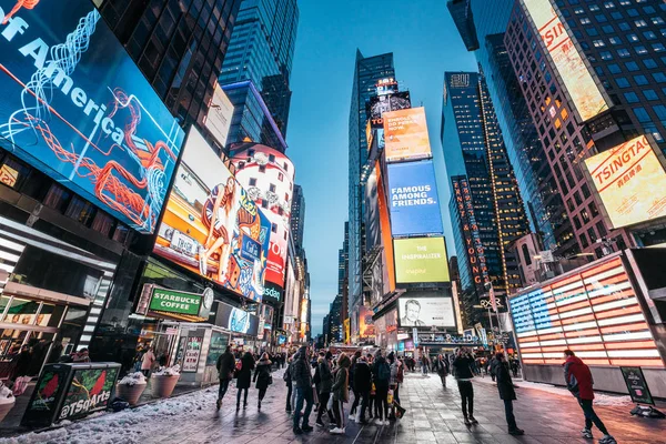 ABD, New York, 2017: Times Square Broadway tiyatroları ve animasyonlu Led işaretleri ile