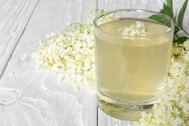 Beyaz tahta masaya çiçek elderflower şurubu. sağlıklı Bitkisel içki. yakın çekim
