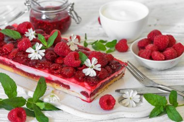 taze meyveleri ve nane ile ahududu cake beyaz tahta masaya çiçek ile dekore edilmiştir. tatlı tatlı kahvaltı için. yakın çekim