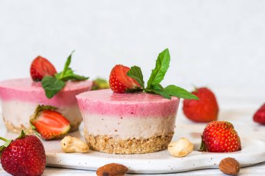 Vegan ham çilek ve muz pastalar ile taze çilek, nane ve fındık. sağlıklı lezzetli yiyecek. yakın çekim