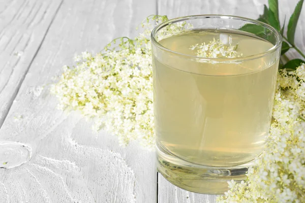 Beyaz tahta masaya çiçek elderflower şurubu. sağlıklı Bitkisel içki. yakın çekim