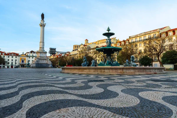 Rossio Meydanı ve gündoğumu sabahı Santa Justa asansör Lizbon, Portekiz