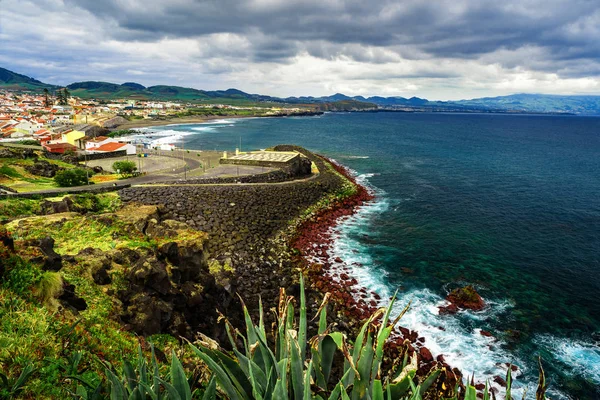 Island San Miguel, Azor Adaları, bulutlu gün Portekiz'de Ribeira Grande şehrin güzel görünüm