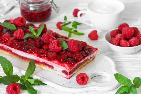 Himbeercreme Oder Käsekuchen Mit Frischen Beeren Minze Marmelade Und Cappuccino — Stockfoto