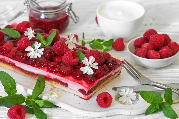 taze meyveleri ve nane ile ahududu cake beyaz tahta masaya çiçek ile dekore edilmiştir. tatlı tatlı kahvaltı için. yakın çekim