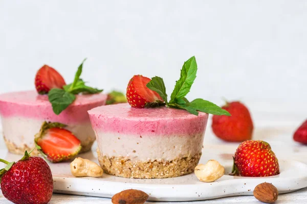 Vegan ham çilek ve muz pastalar ile taze çilek, nane ve fındık. sağlıklı lezzetli yiyecek. yakın çekim