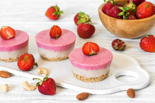 Vegan ham çilek ve muz pastalar ile taze meyveleri ve fındık. sağlıklı lezzetli yemek