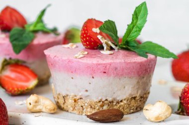 Vegan ham çilekli cheesecake taze çilek, nane, fındık ile. sağlıklı vegan gıda kavramı