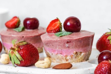 ham çilek ve vişneli cheesecake taze çilek, nane, fındık ile. sağlıklı vegan gıda kavramı
