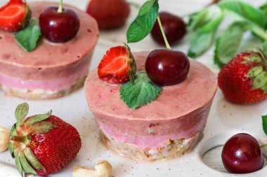 taze çilek, nane, fındık ile ham çilek ve kiraz kek. sağlıklı vegan gıda kavramı