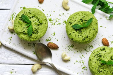 Nane ve fındık ile yeşil matcha vegan ham kek. sağlıklı lezzetli yiyecek. üstten görünüm