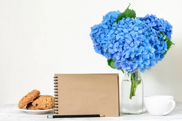 Δημιουργικό Μακέτα Επάνω Ένα Όμορφο Μπουκέτο Από Μπλε Hydrangea Ανθίζει — Φωτογραφία Αρχείου