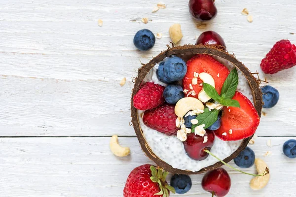 Chiapudding Mit Frischen Beeren Nüssen Hafer Und Minze Kokosnussschale Gesundes — Stockfoto