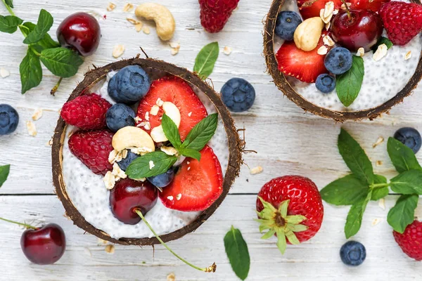 Hälsosam Frukost Chia Pudding Med Färska Bär Nötter Havre Och — Stockfoto